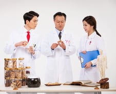 "1년이면 충분" vs "누가 가르치냐" '한의사 의사化' 놓고 난타전