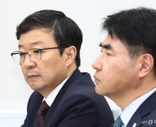 "이재명 헬기타고 나르샤"vs"김건희 논문은?"...교육위 난타전