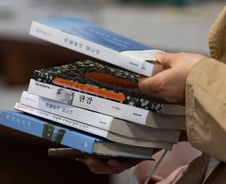 한강 책 100만부 넘게 팔렸다…식지 않는 신드롬, 책 싹쓸이하기도