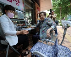 [단독]취약계층 출장검진 늘린다던 복지부, 태도 돌변…"신중 검토"