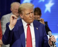 트럼프, 연설 멈추더니 30분 '덩실덩실'…해리스 "괜찮길 바라"