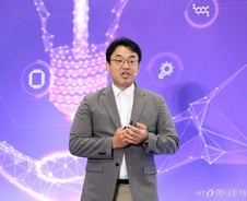 무거운 짐 '번쩍' 들게하는 슈퍼맨 장치…의복형 착용로봇 등장