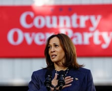 "난 새 세대 리더"…적진에 들어간 해리스, 바이든과 선 그었다