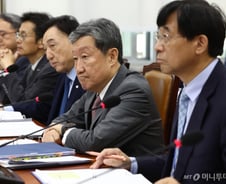 초등학생이 "술 한 잔 콜?"...규제 사각지대의 메신저 '이모티콘'