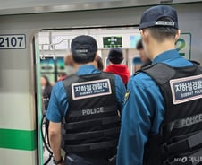 만취해 전철 누워 '쿨쿨'…"무서워" 피하다가도 '이 사람' 보이자 "든든"[르포]