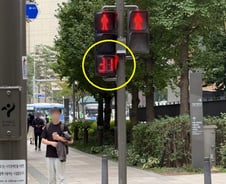 "신호등 바뀔라" 뛰어갔는데…'빨간색 숫자' 찍히자 여유 생겼다[르포]