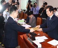 송석준 "정청래, 갑질 자제하라"에 법사위 '발칵'…속기록 삭제키로