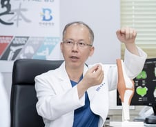 무릎 아프다고 주사만 맞는다? "인공관절 못할 수도" 의사의 경고