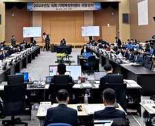 '김여사 vs 김여사' 전현직 영부인 해외순방 놓고 여야 '일진일퇴'