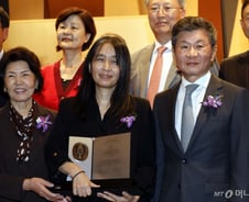 '노벨상' 한강, 상금+인세도 '대박'…올해 최소 50억 번다
