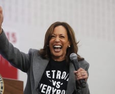 해리스에 생일선물 될까…"미친 노인" 민주, 막판 트럼프 총공세