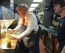 경합주 맥도날드서 감자 튀긴 트럼프…"해리스는 거짓말쟁이"