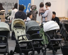 애 키우랴 부모 간병하랴…해리스도 트럼프도 '샌드위치 세대' 잡아라