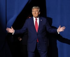 "4%P 앞섰다" 트럼프 2개월만에 역전…'레드 웨이브' 전망