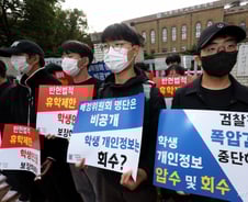 서울의대 앞 "보복 감사 중단" 의대생들 시위…행인은 "살인자" 쓴소리