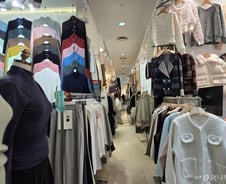 "가을 '순삭', 패딩 팔아야"…재고 쌓인 패션타운, 눈물의 '땡처리'[르포]