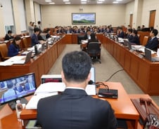 산재보험 기준 놓고...與 "부정수급 척결" vs 野 "늑장지급 그만"