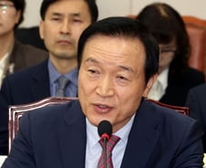 '채식주의자' 폐기 논란에…임태희 교육감 "졸업 후 읽으라 권할 것"