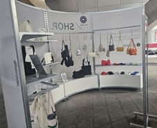 안 팔리던 옷, 장인의 손길로 '한정판'…"힙한 슬로패션에 빠졌어요"