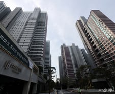 [단독]1.2만세대 입주 볼모잡힌 둔촌주공 조합 "공사비 주자"..구청 "적극 협의"