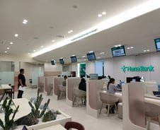 여기 한국 맞아?…"베트남어로 말해도 척척" 외국인 몰리는 특별한 은행