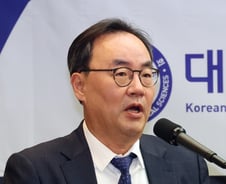 "의대생 휴학 허용, 들어주면 당장 참석" 정부에 공 넘긴 의학회장
