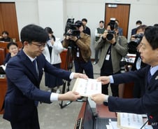 교육위, '김건희 논문 대필 의혹' 설민신 동행명령장 또 발부