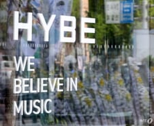 "놀랄만큼 못생겼다" 미성년 아이돌 외모 품평한 하이브 '뭇매'