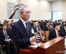 국감 선 KT 김영섭 "전출 신청, 알려진 것보다 많다"
