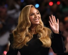 비욘세 등장에 3만명 '열렬한 환호'…"차기 대통령은 해리스" 긴 포옹