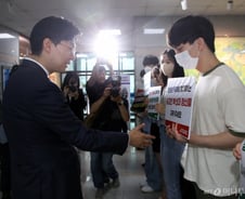 "내년에도 안 돌아간다"는 전공의·의대생…10년간 '신규 전문의' 끊기나