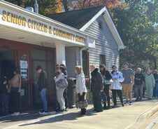 "1.4억 넘게 벌어도 팍팍" 화난 직장인 우르르…사전투표 30분 줄 섰다