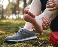 등산로에 맺힌 이슬, 촉촉한 낙엽…넋 놓고 감탄만 하다간 "꽈당"