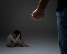 300만원 받으려고 3살·1살 자녀를 벽에…"징역 1년 무겁다" 감형까지[뉴스속오늘]