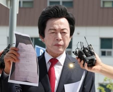 [단독]"영적 에너지 준 것"…'여신도 성추행 혐의' 허경영 경찰 출석