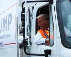 나란히 '쓰레기' 헛발질 속…해리스·트럼프 막판 다시 혼전