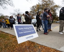 7800만 넘어선 사전투표 '역대급'…해리스에 유리? 이번엔 다르다