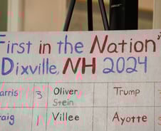 해리스도 트럼프도…새역사 쓰려면, 필요한건 '펜'