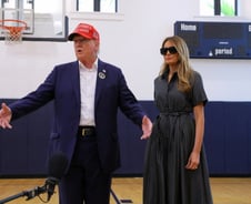 트럼프, 부인과 함께 플로리다서 투표…'불복 가능성' 되풀이