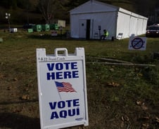 "텃밭 지켰다" 트럼프 95명, 해리스 35명 확보…경합주는 '팽팽'