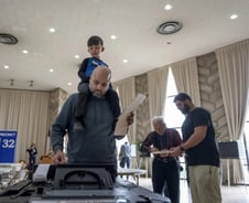 "여성 인권" "국경 막아"…폭탄 위협에도 투표소 줄지은 美유권자들