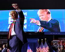 트럼프 당선 기정사실?… 비트코인·환율 폭등, 2차전지주 '파란불'