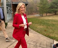 "트럼프 뽑았나?" 질 바이든 여사, 공화당 상징 '빨간 옷' 입고 투표