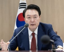 윤 대통령 지지율 22%, 2주 연속 최저치 경신…하락세는 둔화