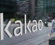 주가 38% '뚝뚝'…시총 10조 증발한 카카오, 탈출구도 안 보인다