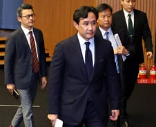 "캐스팅보트는 소액주주 손에"…고려아연 분쟁 '위임장 대결' 국면으로