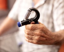 손만 꽉 쥐어봐도 알 수 있다…당뇨병 걸린 노인의 공통점