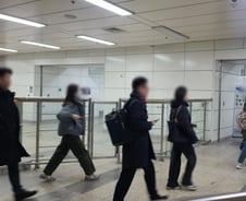 출근길 롱패딩·귀마개 중무장…"손님 더 줄겠네" 상인들은 한숨[르포]