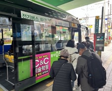 "10분 만에 식사, 화장실 빠듯"…마을버스 기사에 '외국인' 동료 물으니[르포]