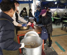 "밥 없어요" "나눠 드세요"…배고픈 쪽방촌 무료급식소 [르포]